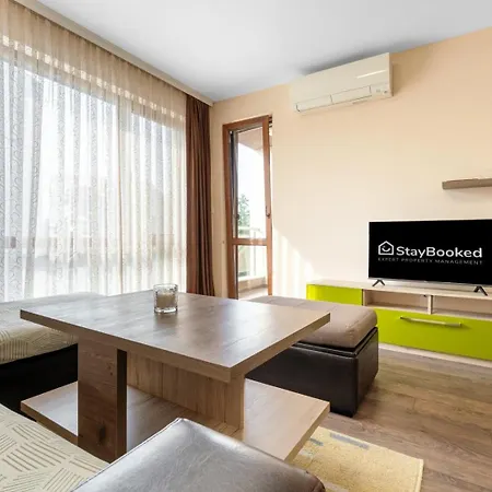 Comfortable 1br W/ Balcony & Free Parking Апартамент *