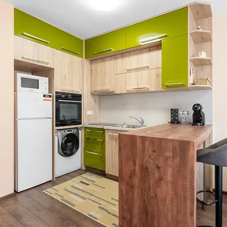 Comfortable 1br W/ Balcony & Free Parking Апартамент
