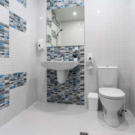 Comfortable 1br W/ Balcony & Free Parking Апартамент *