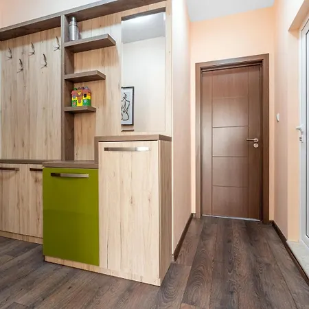 Апартамент Comfortable 1br W/ Balcony & Free Parking